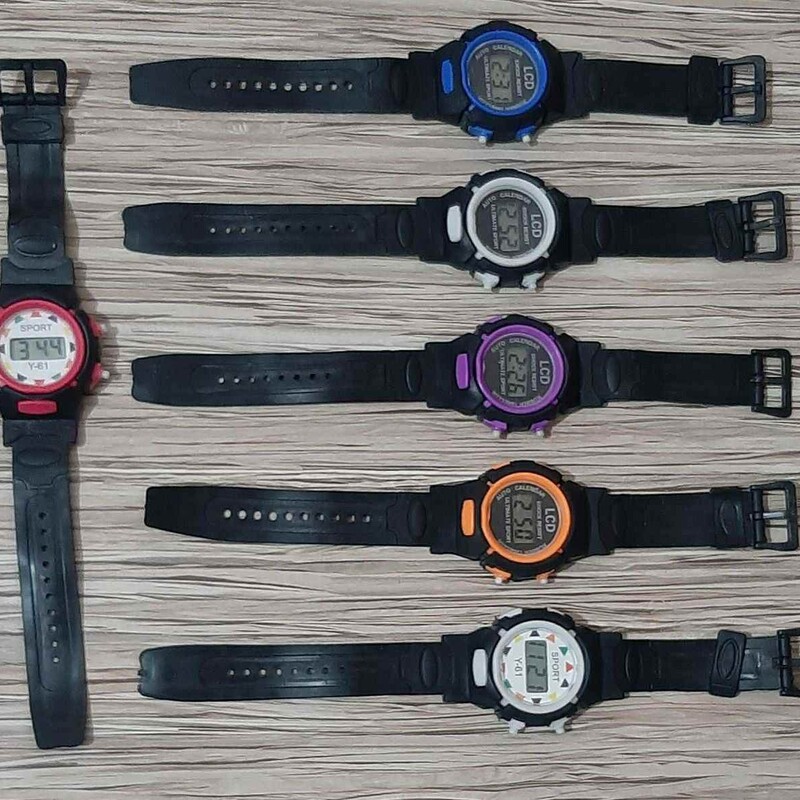ساعت دیجیتالی زیبا در رنگ بندی های مختلف برای همه سنین کودکان 
دارای دستبند های مشکی زیبا 
نمایش ساعت بصورت  دیجیتالی 
