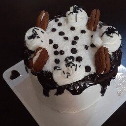کیک وانیلی با روکش شکلاتی 