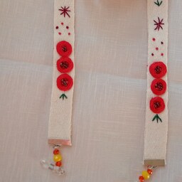 بند عینک پنبه ای گلدوزی با دست طرح سه گل سرخ(دستساز)2 سانتی