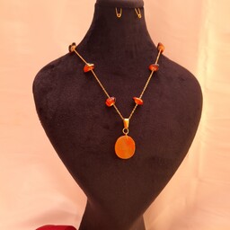 گردنبند زیبای زنانه با آویز سنگ عقیق همراه زنجیر استیل رنگ ثابت و با کیفیت و قفل استیل رنگ ثابت و مهره طرح عقیق