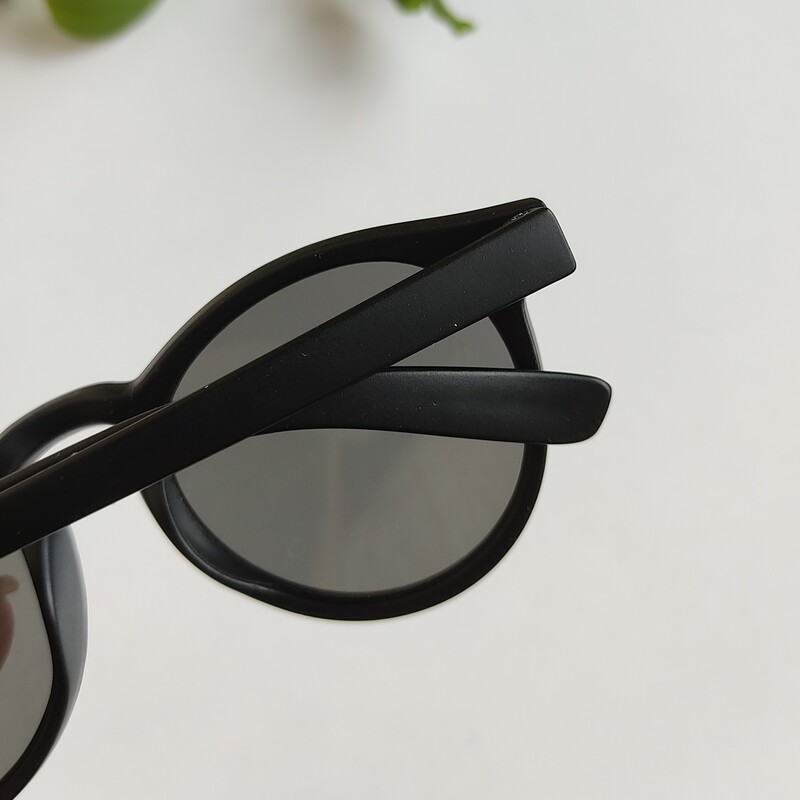 عینک آفتابی بچگانه مشکی رنگ شیشه جیوه ای یووی400 ارسال رایگان