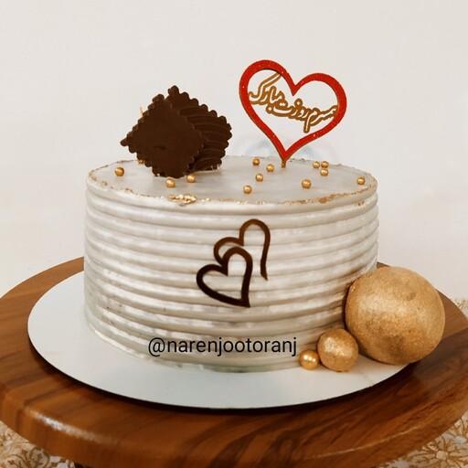 کیک شکلاتی  تولد و روز مرد با تزئین شکلات  و فیلینگ موز و گردو، طرح و وزن مورد نظر شما