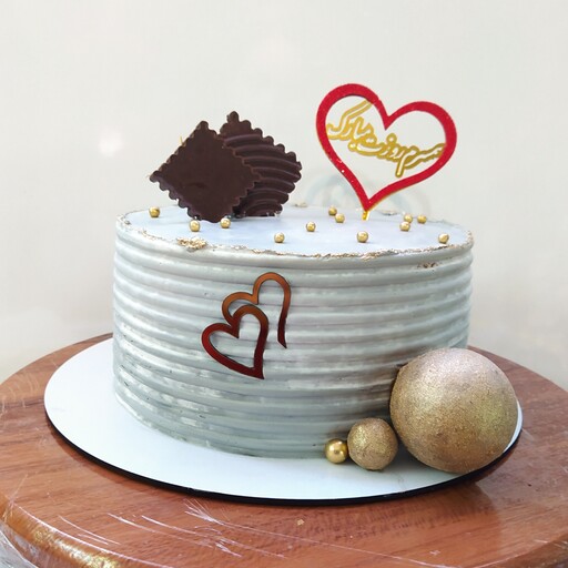 کیک شکلاتی  تولد و روز مرد با تزئین شکلات  و فیلینگ موز و گردو، طرح و وزن مورد نظر شما