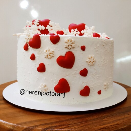 کیک ولنتاین و تولد شکلاتی  طرح زمستانه با فیلینگ موز و گردو  و تزئینات فوندانتی قلب و برف