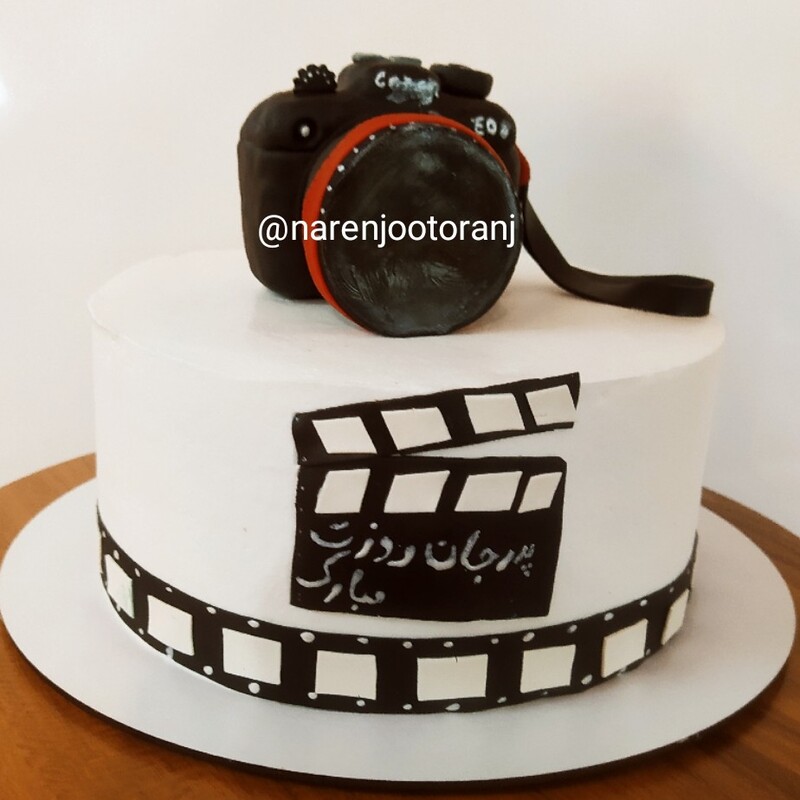 کیک مشاغل  کیک تولد طرح دوربین مخصوص عکاس های عزیز، نماد شغل قابل تغییر است، کیک با فیلینگ موز و گردو  ووزن مورد نظرشما 