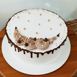 کیک شکلاتی، کیک خامه ای با تزیین خامه شکلاتی و مروارید خوراکی  با فیلینگ موز و گردو 