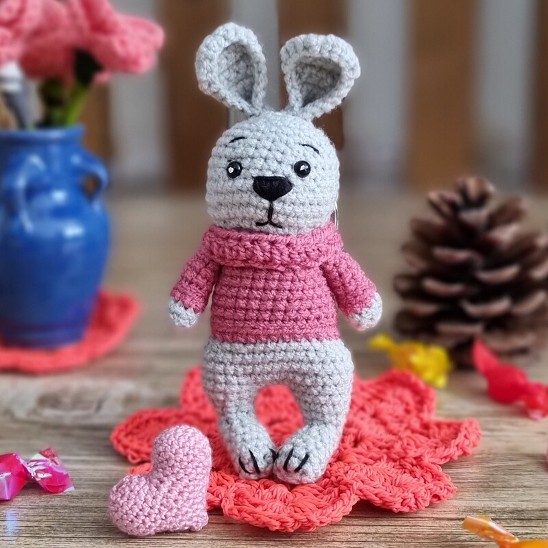 عروسک کاموایی دستبافت خرگوش زبل با لباس صورتی