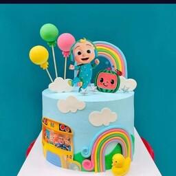 کیک تولد با روکش خامه و دیزاین تاپر و چاپ خوراکی و فوندانت با فیلینگ موز و گردو و سس شکلات و شکلات چیپسی 