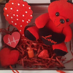 پک ولنتاین شامل خرس قرمز اینه دسته دار  پیکسل قلب قرمز دسته کلید قلب قرمز  رژلب شکلاتی و کاکائو شکل قلب