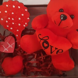 پک ولنتاین. شامل خرس قرمز اینه دسته دار و دسته کلید قلب و پیکسل قلب چوبی