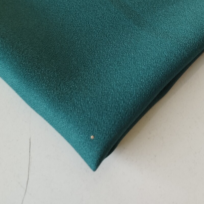 پارچه کرپ اسکاچی درجه یک رنگ سبز کله غازی قیمت به ازای ده سانتی متر می باشد