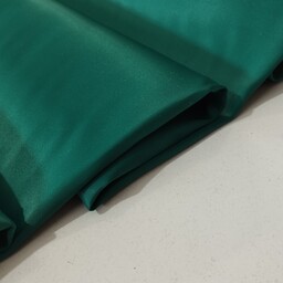 پارچه ساتن کشی درجه یک گرم بالا و ضخیم رنگ سبز کله غازی قیمت به ازای یک متر می باشد