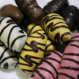 شکلات خرمایی تنگسیر یک کیلویی در شش طعم موز.توت فرنگی.شیری.کاکائویی.نسکافه و تلخ