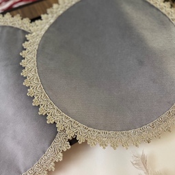 یک جفت رومیزی (موتیف)طوسی رنگ طرح آنتیک قاجاری دایره با قطر 28سانت