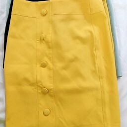 دامن کوتاه راسته مجلسی مازراتی گرم بالا در سه رنگ زرد سورمه ای فیروزه ای  دارای دکمه درجلو زیپ پشت وآستر داردقد55سانت