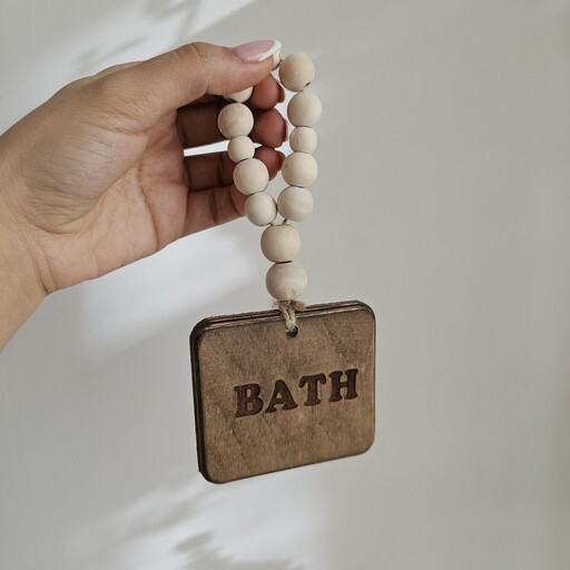 آویز تزیینی یا نشانگر چوبی مهره دار مدل Bath مناسب برای حمام