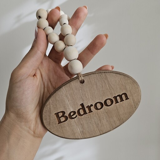 آویز تزیینی یا نشانگر چوبی مهره دار مدل Bedroom مناسب برای اتاق خواب