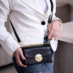 کیف مشکی مجلسی ورنی زنانه با بند زنجیری طلایی رنگ ثابت در طرح های زیبا