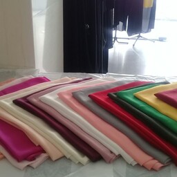 روسری سوپرحریرنخ قواره بزرگ در حد 130 دوردوزی شده دارای رنگبندی بسیار زیبا