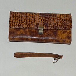 کیف پول چرم گاوی طرح سنگی رنگ عسلی  با بند دستی همراه جعبه چوبی کادویی کیف دستی زنانه