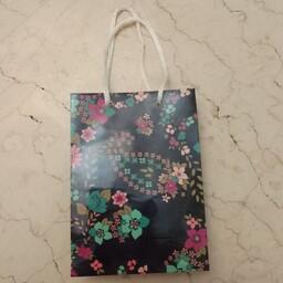 ساک کادویی هدیه مقوایی دسته دار کیسه کیف مشکی گلدار گل گلی کوچک ابعاد 12 در 17