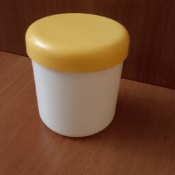 ظرف قوطی کرم سفید زرد پلاستیکی استوانه ای کوچک ابعاد 9در8 