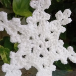 مگنت یخچال بافتنی طرح دانه برف ستاره قلاب بافی دستبافت رنگ سفید