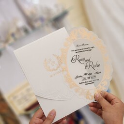 کارت دعوت عروسی طلقی  طرح قاب طلایی کد 684