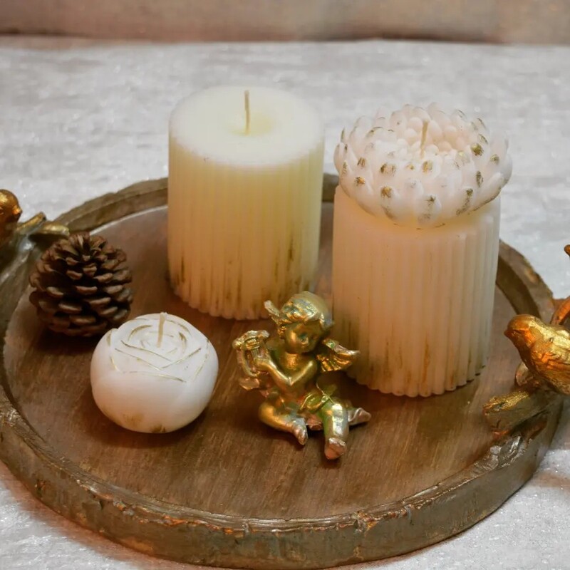 ست شمع شیری رنگ وطلایی شامل شمع استوانه شیارداردر دو ارتفاع ،گل داودی،گل پیونی 