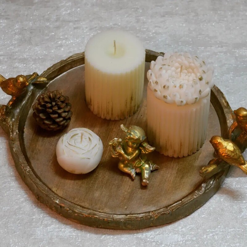 ست شمع شیری رنگ وطلایی شامل شمع استوانه شیارداردر دو ارتفاع ،گل داودی،گل پیونی 
