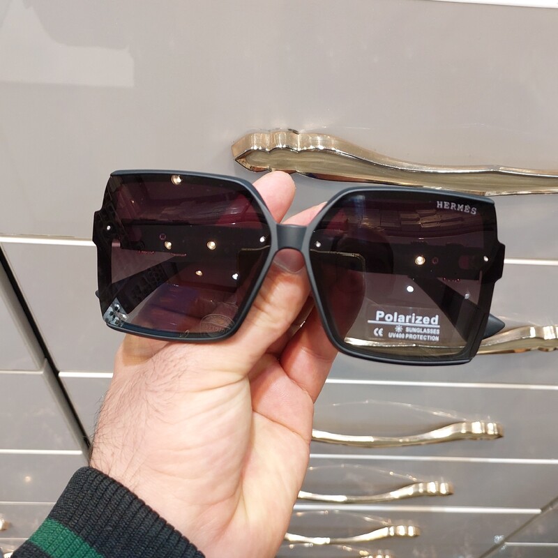 عینک آفتابی زنانه مدل مربعی سایز بزرگ مارک هرمس عدسی یووی 400 و پلاریزه (رنگ مشکی)