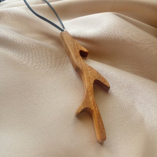 گردن آویز ( گردنبند) چوبی دست ساز مدل شاخ گوزن 