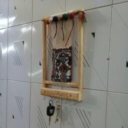 دارقالیبافی تزئینی با قالی دستباف و قابل استفاده به عنوان جاکلیدی