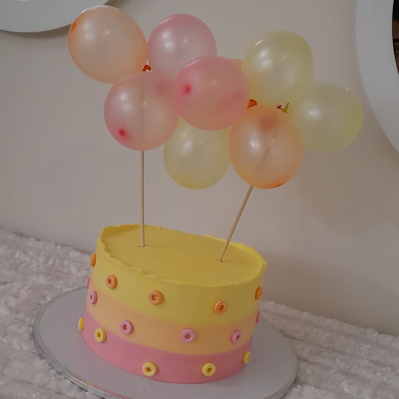 کیک خامه ای خانگی رنگی بادکنکی وانیلی موزی  