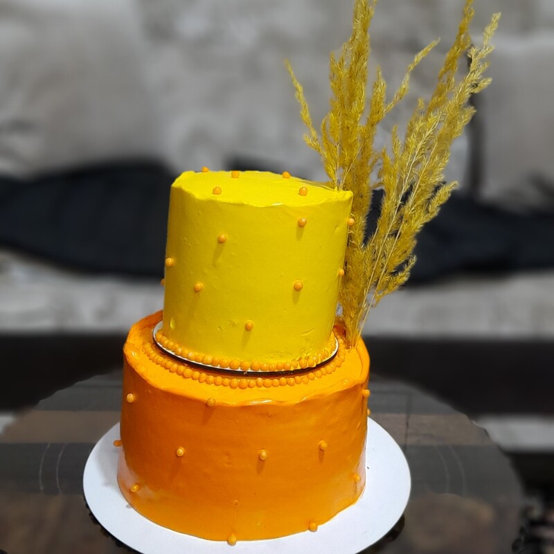 کیک دو طبقه وانیلی موزی نارنجی زرد خامه ای خانگی خونگی