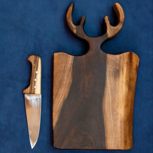 تخته گوشت شاخ گوزنی ساخته شده از چوب گردومغزسیاه کردستان به همراه چاقوست شده