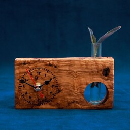 ساعت رومیزی چوبی به همراه گلدان شیشه ای ساخته شده از چوب منحصربفرد زیتون جنگلی