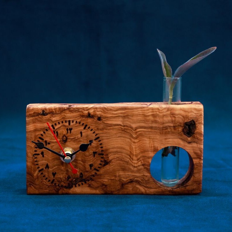 ساعت رومیزی چوبی به همراه گلدان شیشه ای ساخته شده از چوب منحصربفرد زیتون جنگلی