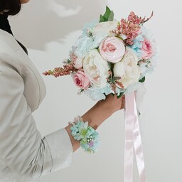 دسته گل عروس مصنوعی رنگ صورتی و آبی با گل های وارداتی 
