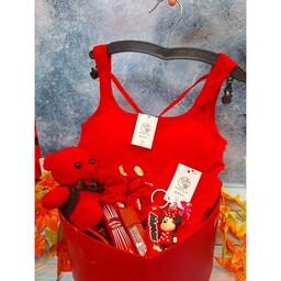 باکس هدیه ی ولنتاینی یا هدیه تولد زنانه قرمز  شامل لباس زیر و لوازم آرایشی و خرس قرمز  پک شده با سوتین و شورت