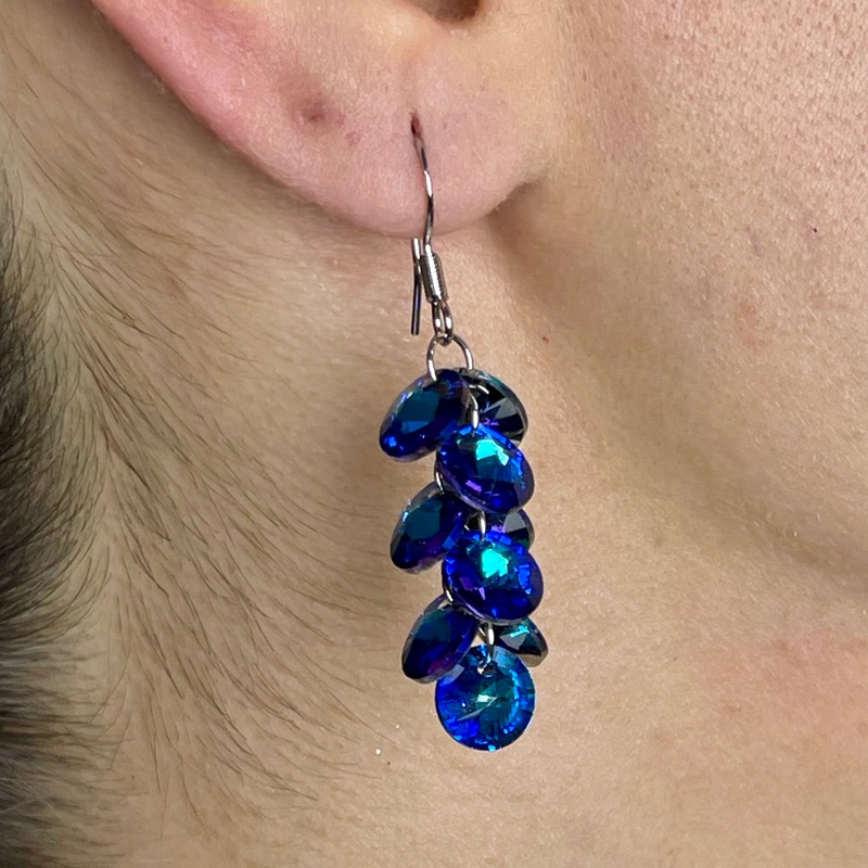 گوشواره آویزی  کریستال سواروسکی رنگ آبی با آویز بسیار راحت عصایی