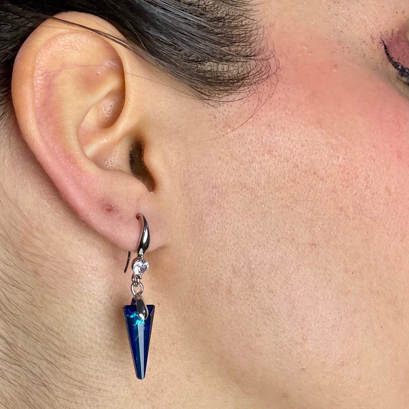 گوشواره طرح مثلثی کریستال سواروسکی با آویز استیل عصایی ضد حساسیت
