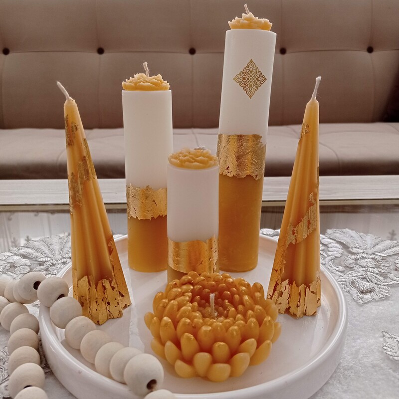 شمع ست دکوری شامل، سه عدد شمع استوانه، گل داوودی،دوعدد شمع هرمی با تزیین ورق طلا