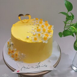 کیک جذاب  زرد روز معلم حدود 2 کیلو با تزیین گل طبیعی 