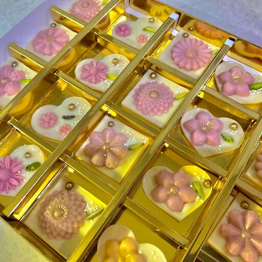 شکلات هدیه شیری فانتزی دست ساز  خانگی شوکوماه 20عددی جعبه طلایی