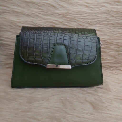کیف چرم طبیعی دخترانه و زنانه مدل افرا کد F06 کیف دوشی کیف رنگ سبز کیف سایز متوسط 