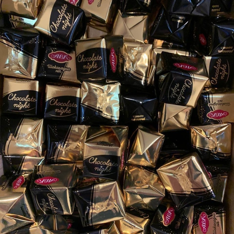 شکلات تلخ با تکه های فندق 1کیلویی a.b.k