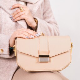 کیف زنانه جنس چرم مصنوعی بند بلند دارد (قابل تنظیم است) رنگبندی کرم،قهوه ای،مشکی مدل رجینا
