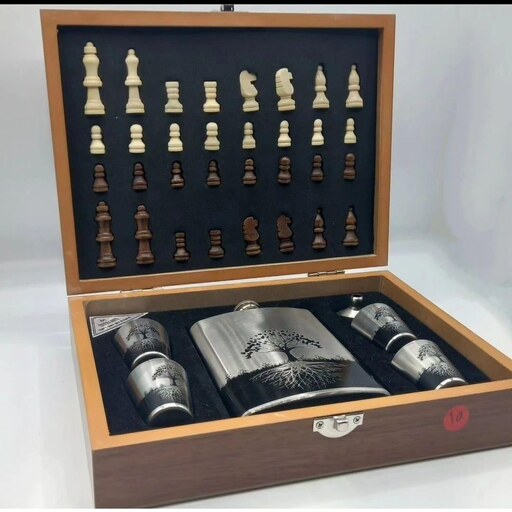 ست شطرنج و بطری 