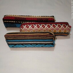 جامدادی سنتی دست دوز طرح کاموایی با ابعاد بلند تر از جامدادی طرح عادی و باریکتر  در دو سایز معمولی و یک سایز کوچکتر 